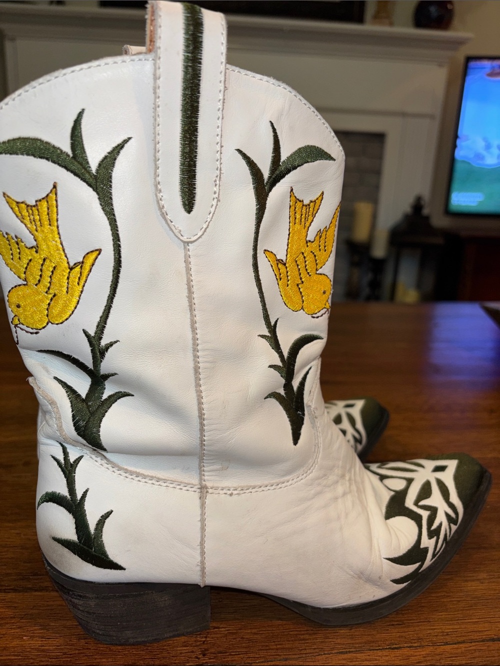 dingo White Leather Cowboy Boots with Yellow Bird Embroidery - Picture 6 of 15